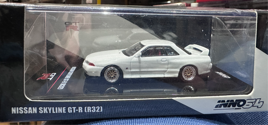 Inno64 Nissan Skyline GTR R32 CRYSTAL WHITE WITH EXTRA WHEELS AND EXTRA DECALS