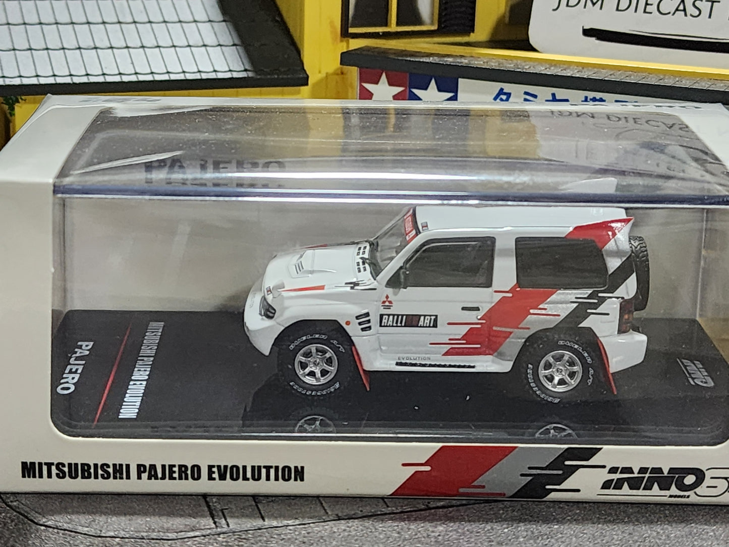 Inno64 Mitsubishi Pajero Evolution Ralliart White IN64-EVOP-RAWHI
