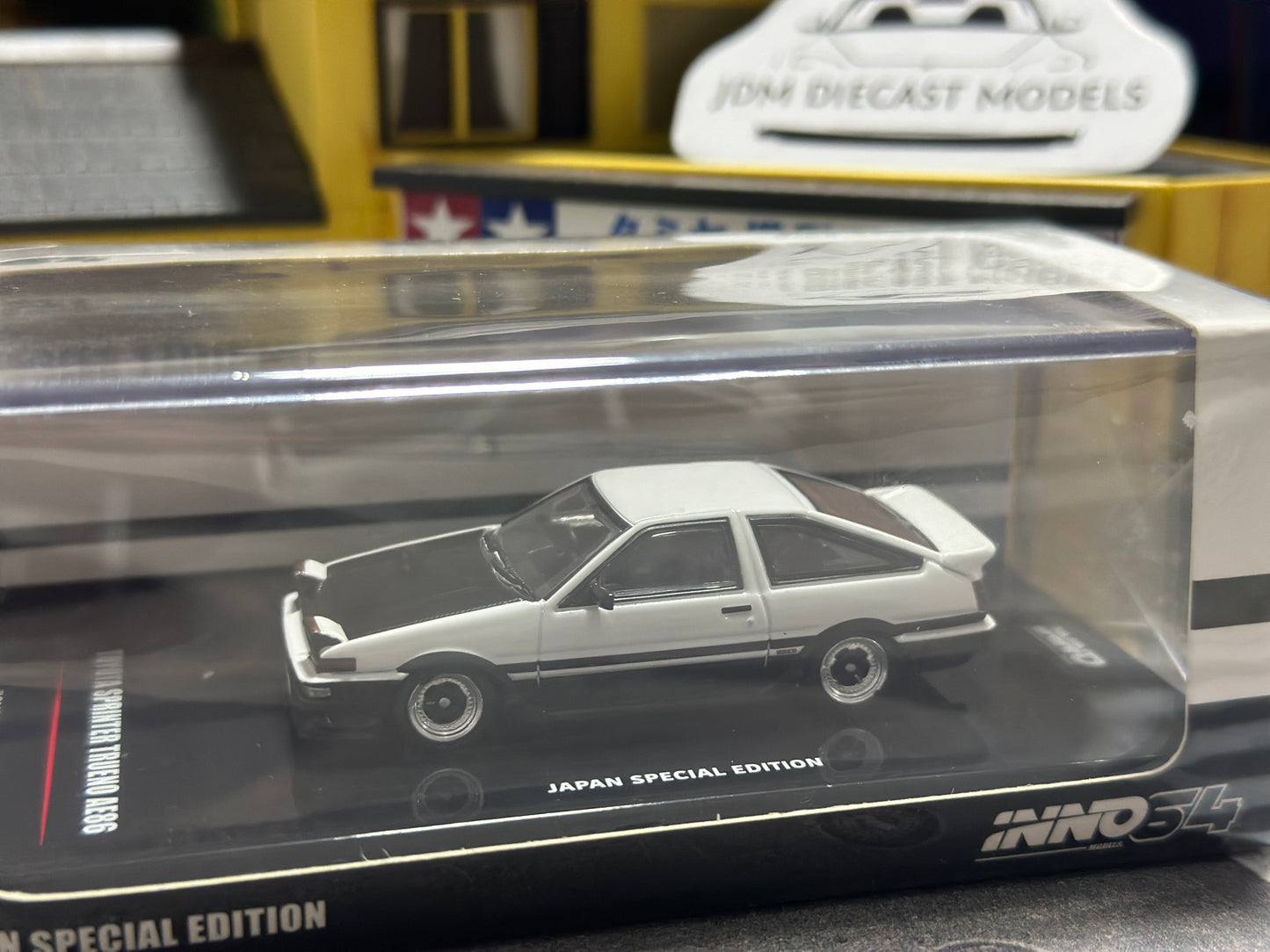 Inno64 Toyota Sprinter Trueno AE86 White/Black with extra wheels Japan Special Edition