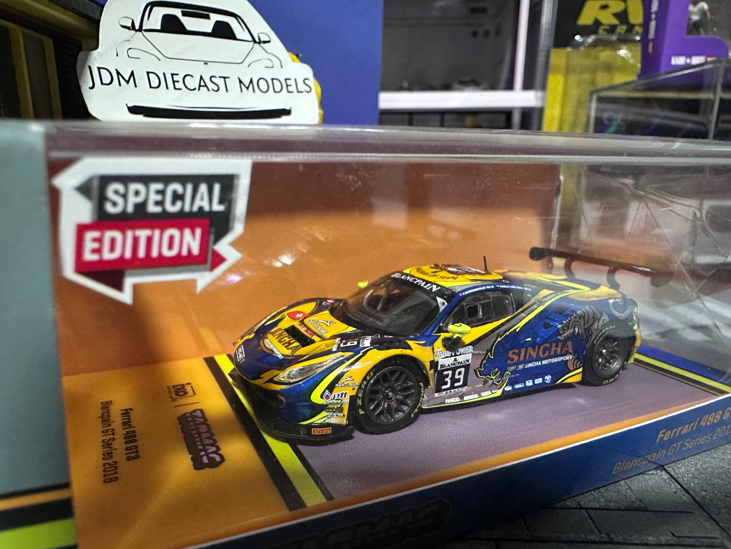Tarmac Works Ferrari 488 GT3 Blancpain GT Series 2018 Bhirombhakdi Van Dam Special Edition