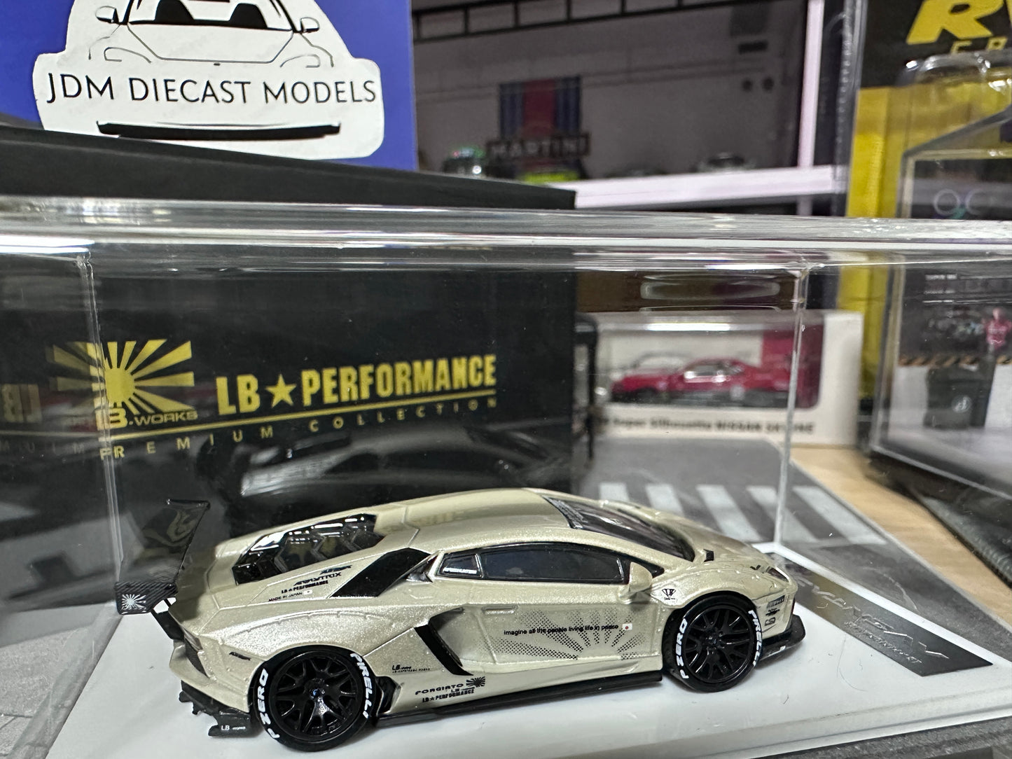 LB PERFORMANCE 1:64 LIBERTY WALK LB-WORKS Aventador LP700 Pearl White Resin