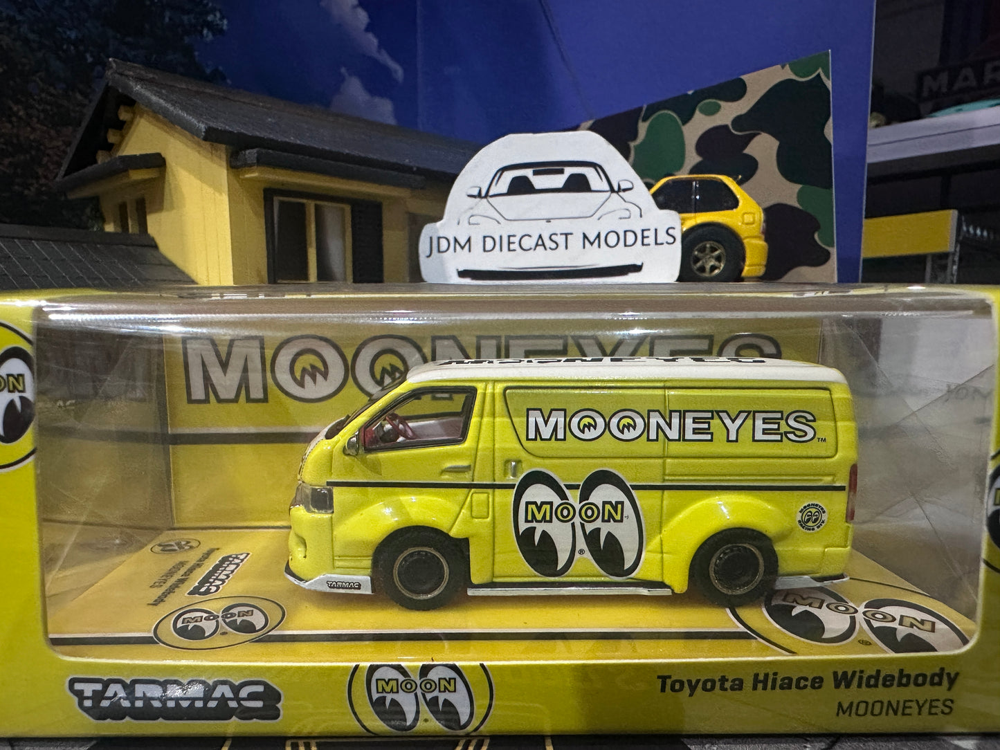 Tarmac Works Toyota Hiace Widebody Mooneyes Black T64-038-ME2