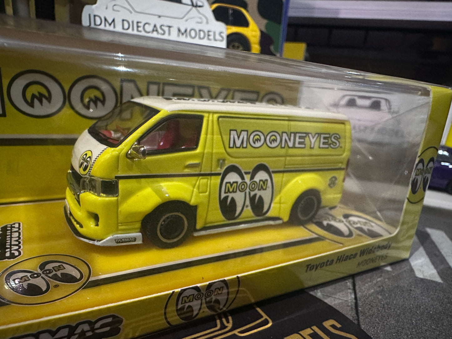 Tarmac Works Toyota Hiace Widebody Mooneyes Black T64-038-ME2