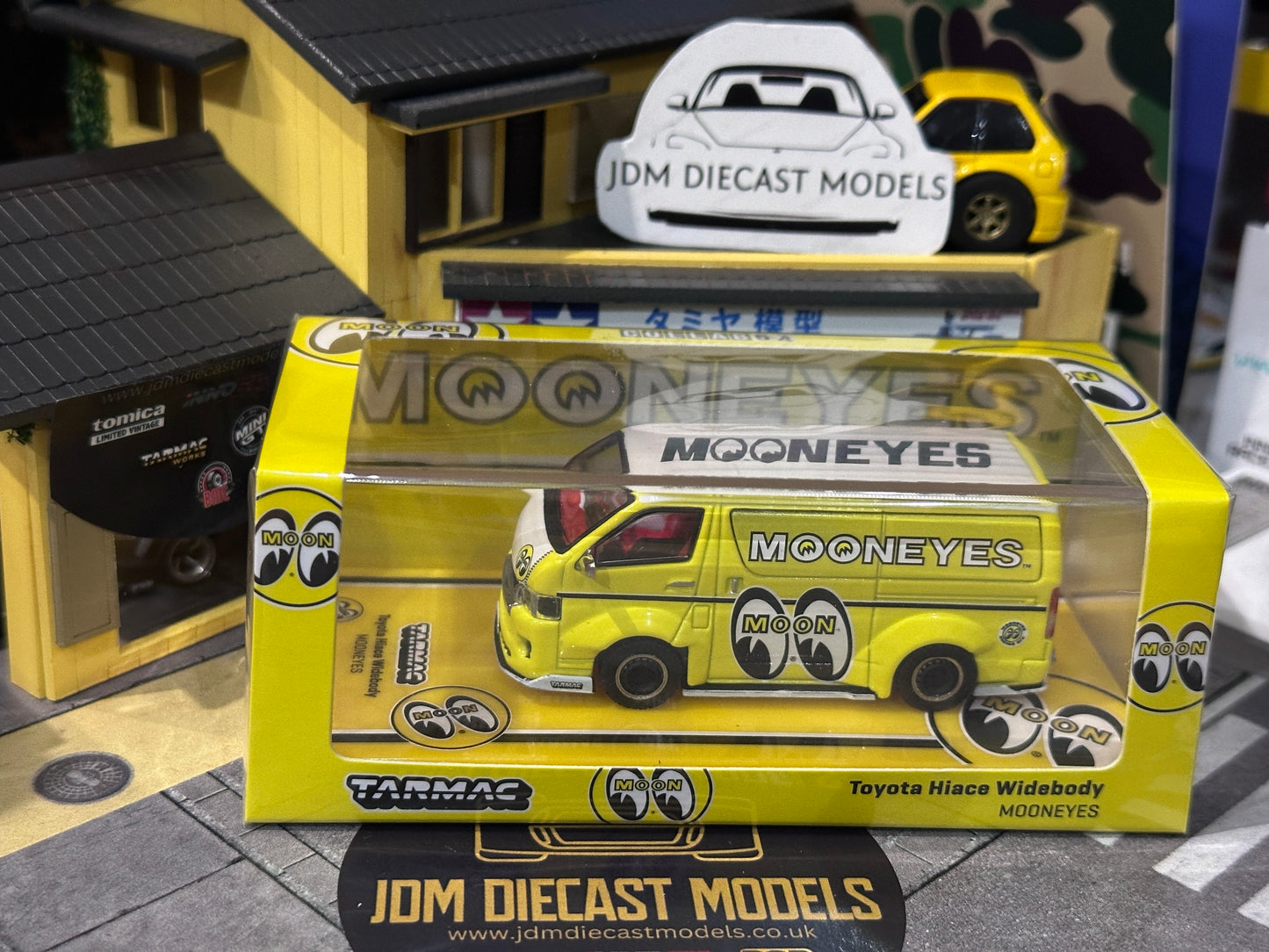 Tarmac Works Toyota Hiace Widebody Mooneyes Black T64-038-ME2