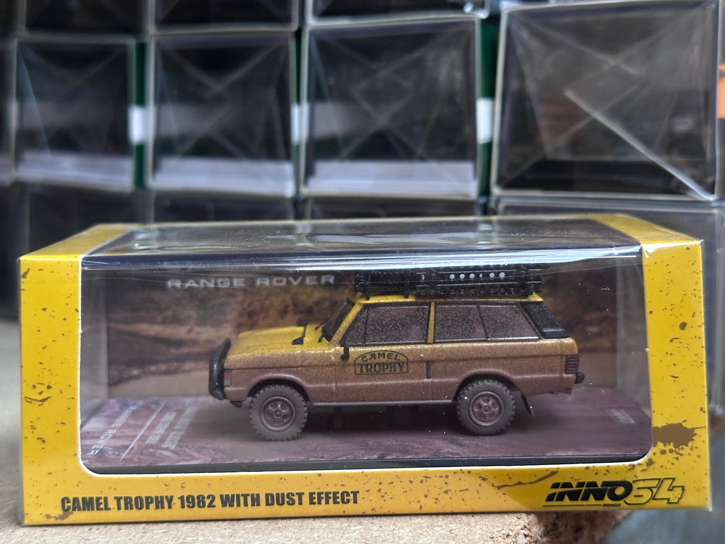 Inno64 Range Rover "Classic" with dust effect / Camel Trophy 1982 with tool box and oil containers IN64-RRC-CT82DE