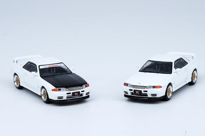 Inno64 Nissan Skyline GTR R32 Crystal White With Extra Wheels And Extra Decals IN64-R32-WHI