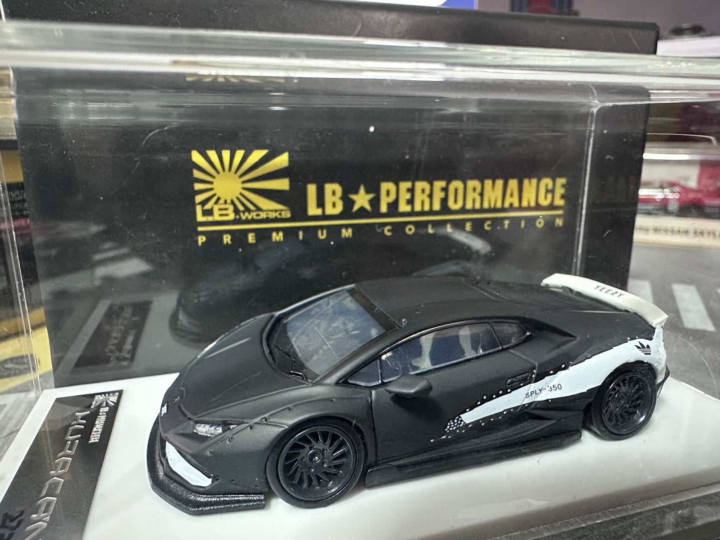 LB PERFORMANCE 1:64 LIBERTY WALK LB-WORKS Huracan LP610 Black/ White Resin