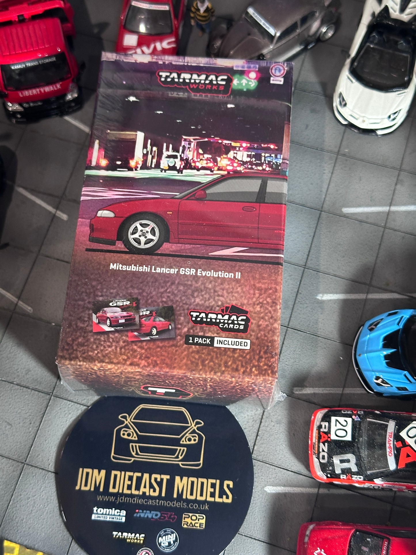 Tarmac Works Mitsubishi Lancer GSR Evolution II + Trading Cards (Red) T64G-049-RE