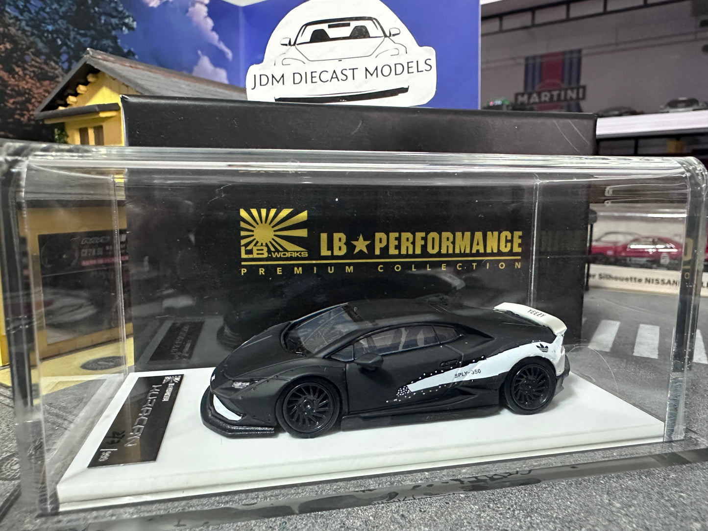 LB PERFORMANCE 1:64 LIBERTY WALK LB-WORKS Huracan LP610 Black/ White Resin