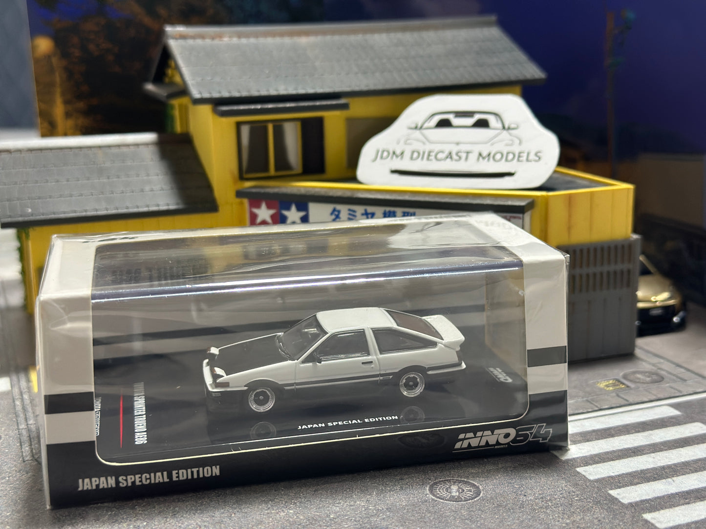 Inno64 Toyota Sprinter Trueno AE86 White/Black with extra wheels Japan Special Edition