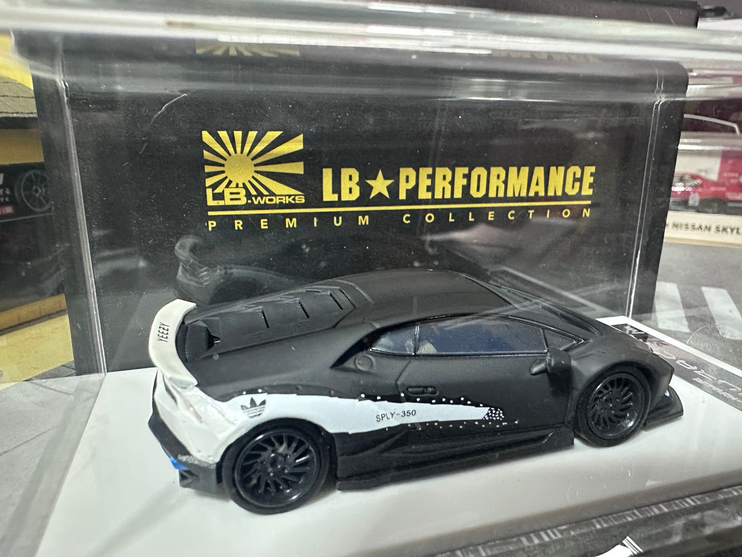 LB PERFORMANCE 1:64 LIBERTY WALK LB-WORKS Huracan LP610 Black/ White Resin