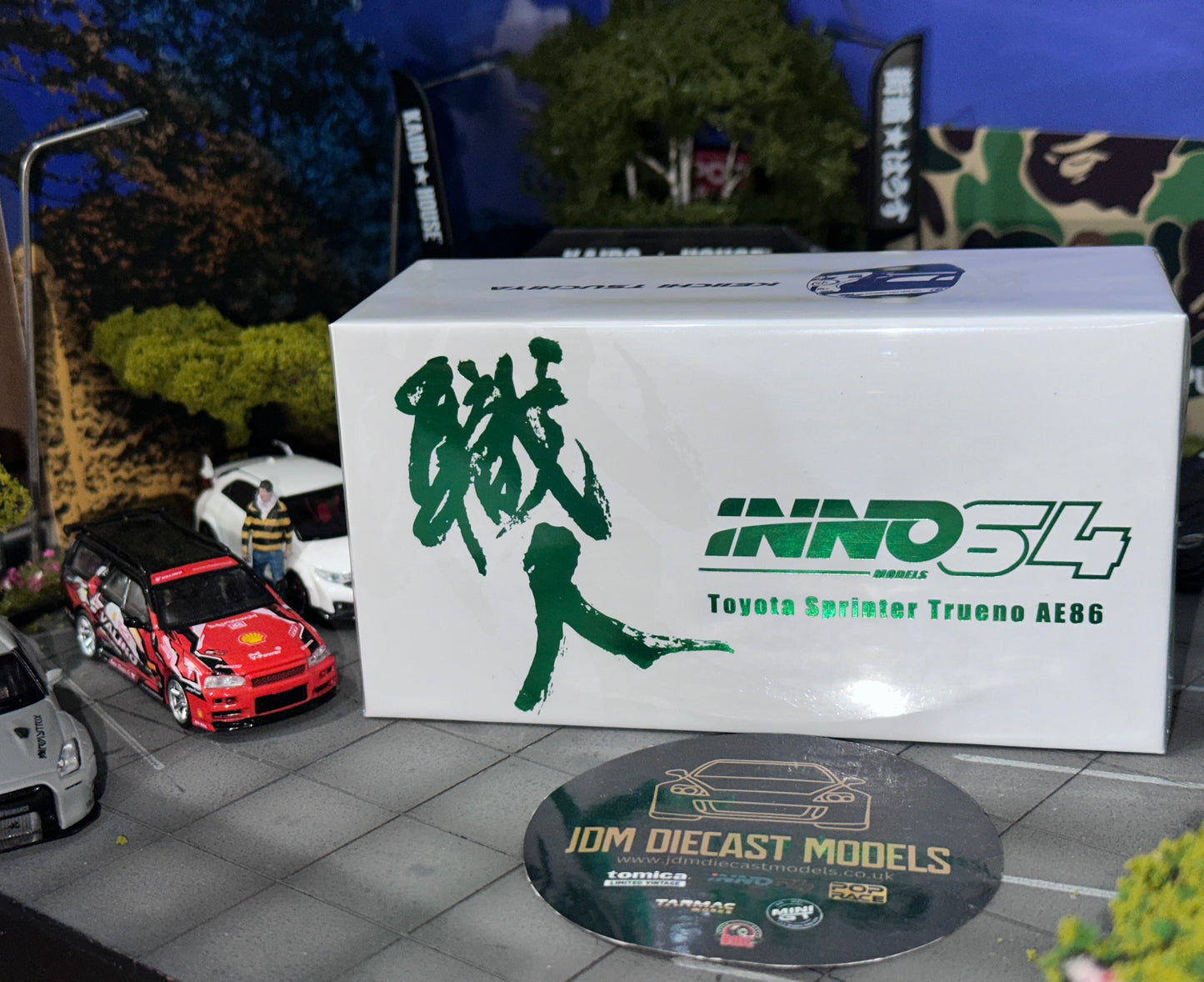 Inno64 Toyota Sprinter Trueno AE86 “Keiichi Tsuchiya” (with chance of chase car) IN64-AE86-KT