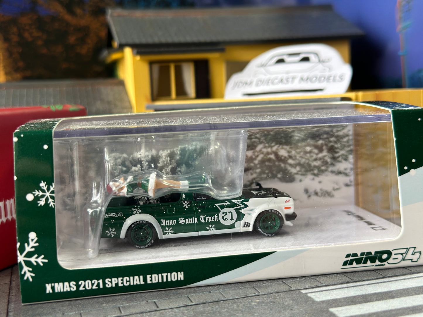 Inno64 Nissan Sunny Hakotora Christmas Theme 2021 Special Edition with Figures Chase