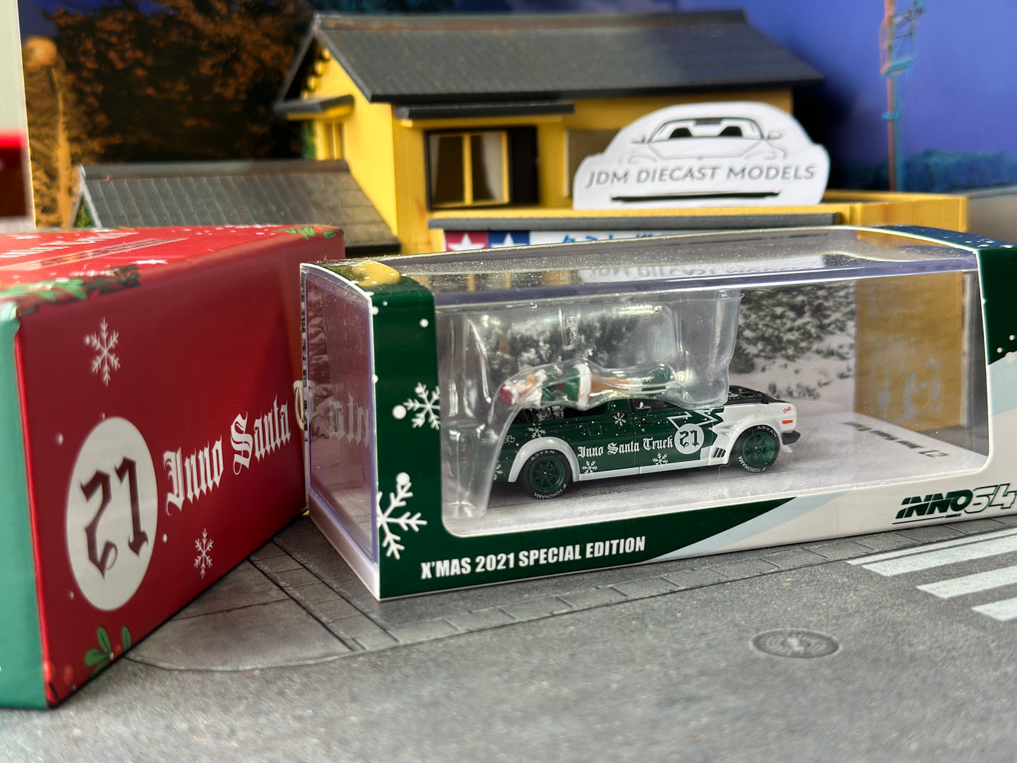 Inno64 Nissan Sunny Hakotora Christmas Theme 2021 Special Edition with Figures Chase