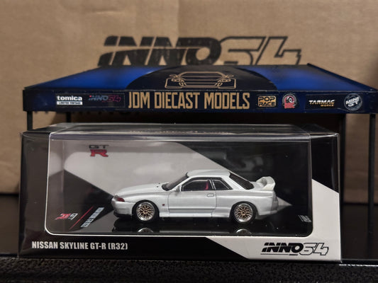 Inno64 Nissan Skyline GTR R32 Crystal White With Extra Wheels And Extra Decals IN64-R32-WHI