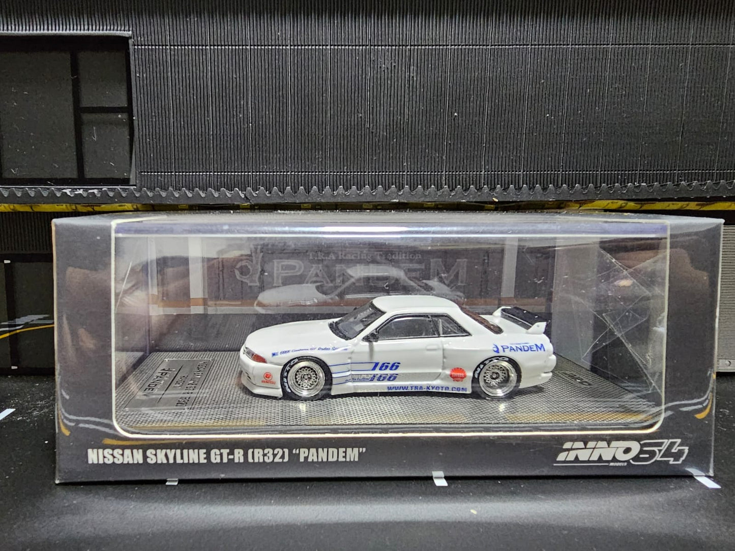 Inno64 Nissan Skyline GT-R (R32) - Pandem White