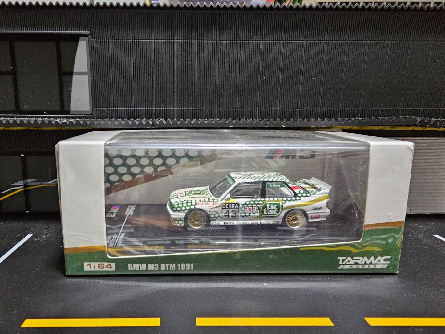 Tarmac Works BMW M3 E30 DTM 1991 - Allen Breg Tic Tac