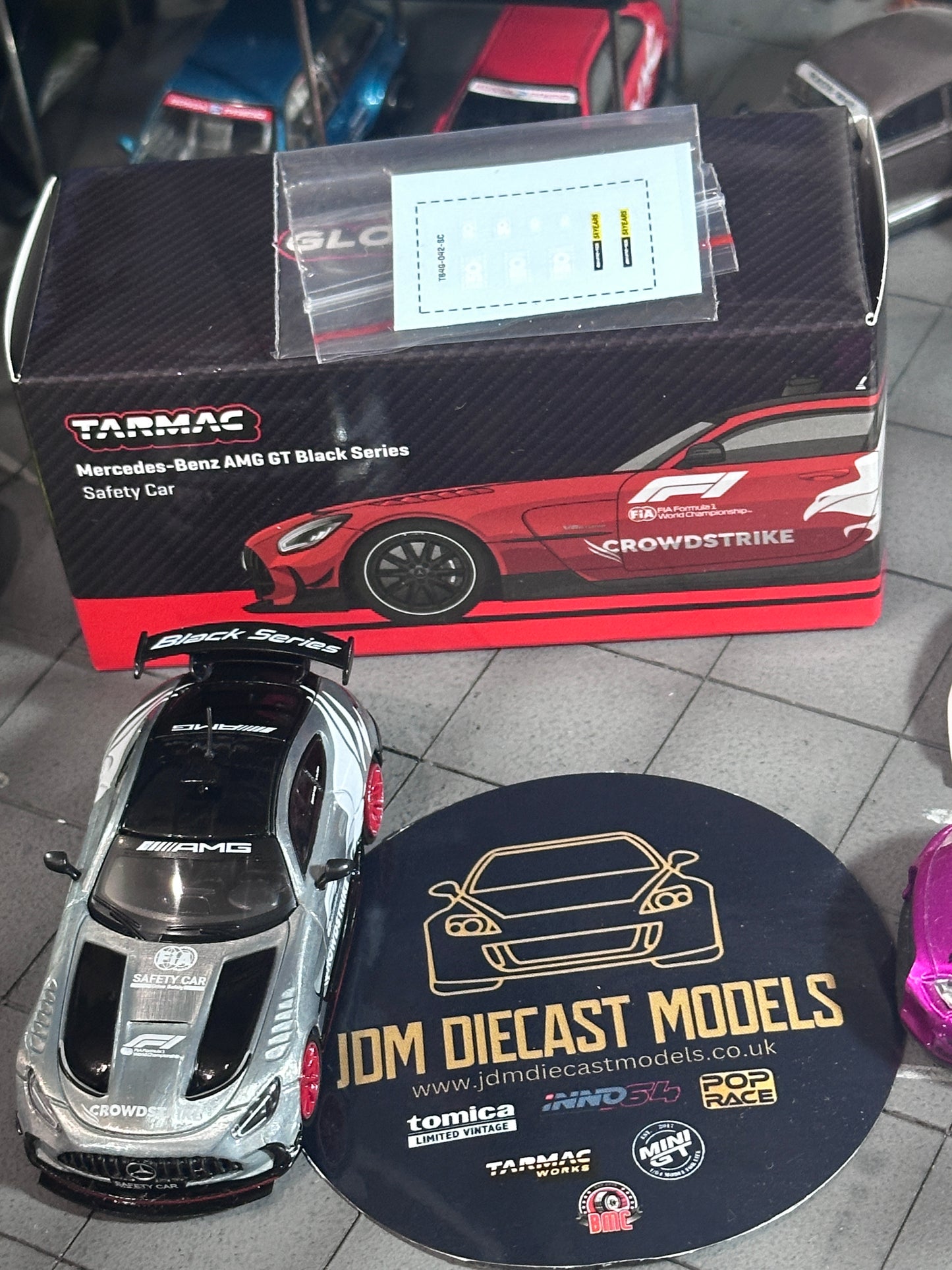 [Chase] Tarmac Works Global 64 Mercedes-Benz AMG GT Black Series Safety Car T64G-042-SC