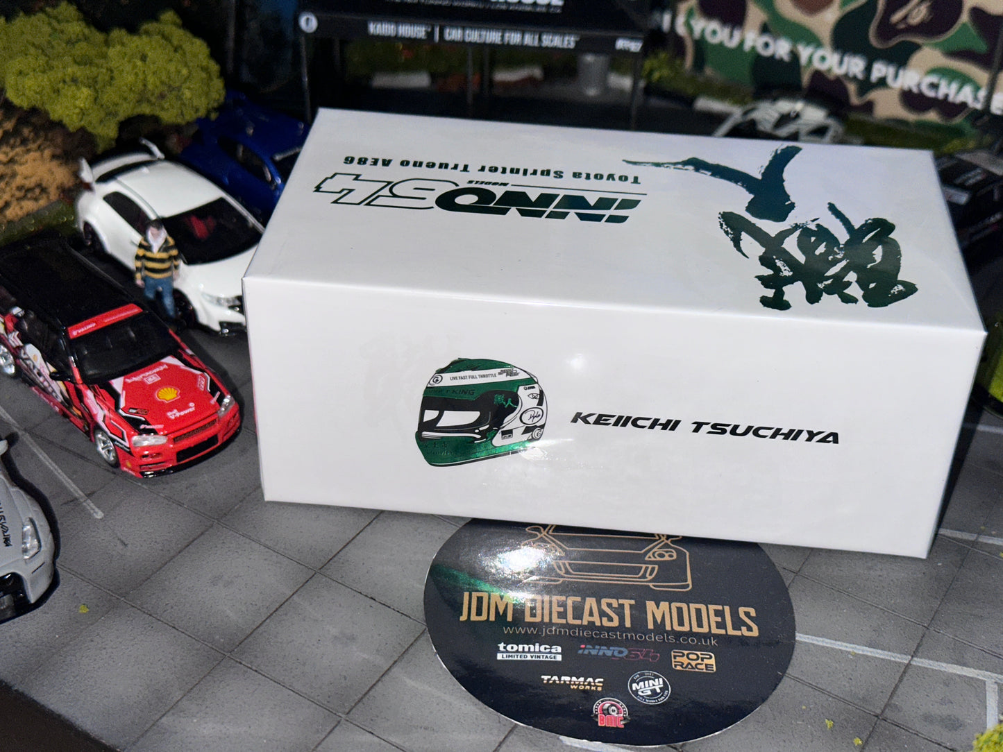 Inno64 Toyota Sprinter Trueno AE86 “Keiichi Tsuchiya” (with chance of chase car) IN64-AE86-KT