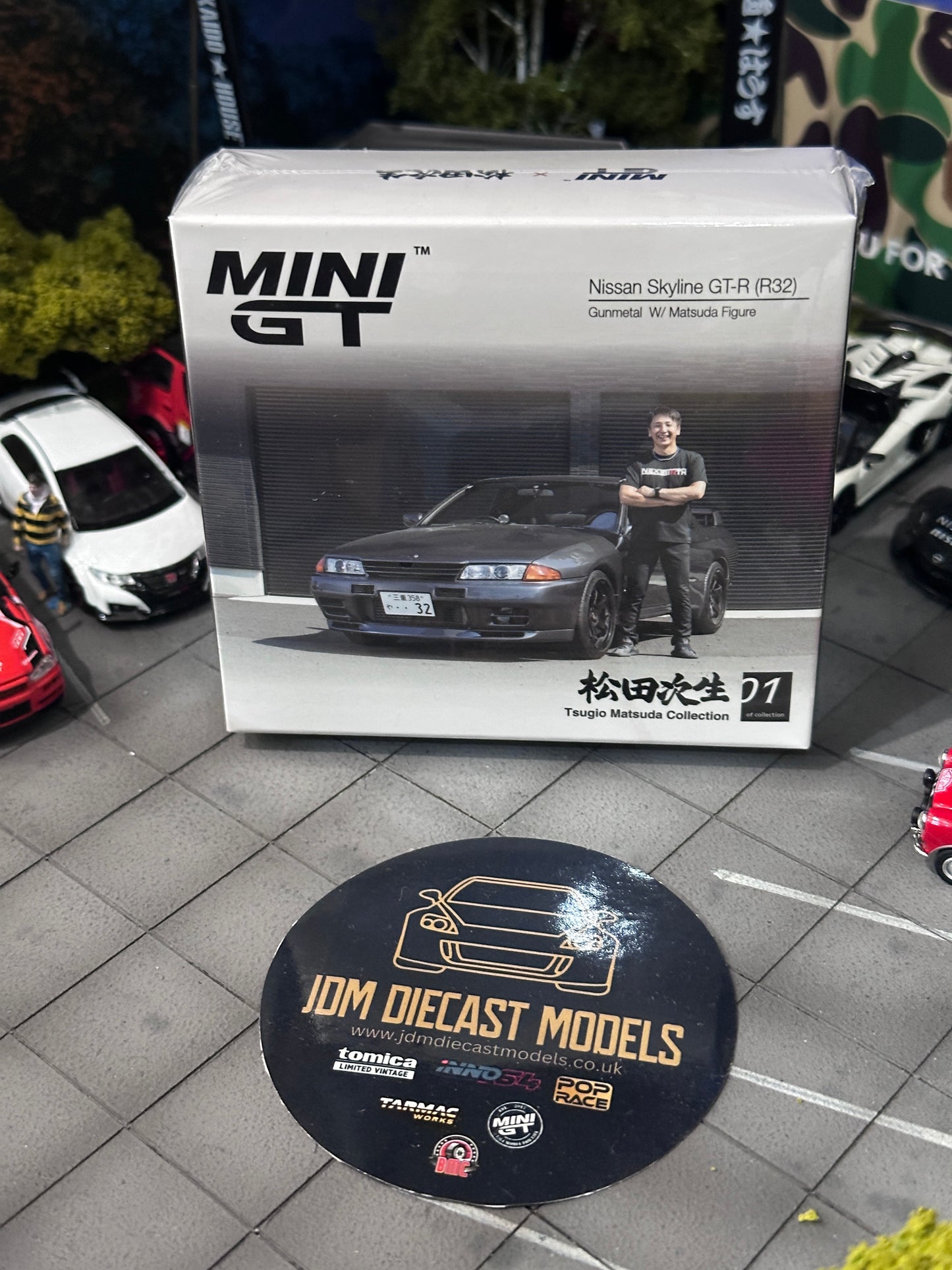 Mini GT Nissan Skyline GT-R (R32) with Matsuda Figure Tsugio Matsuda Collection (Gunmetal) MGT00869