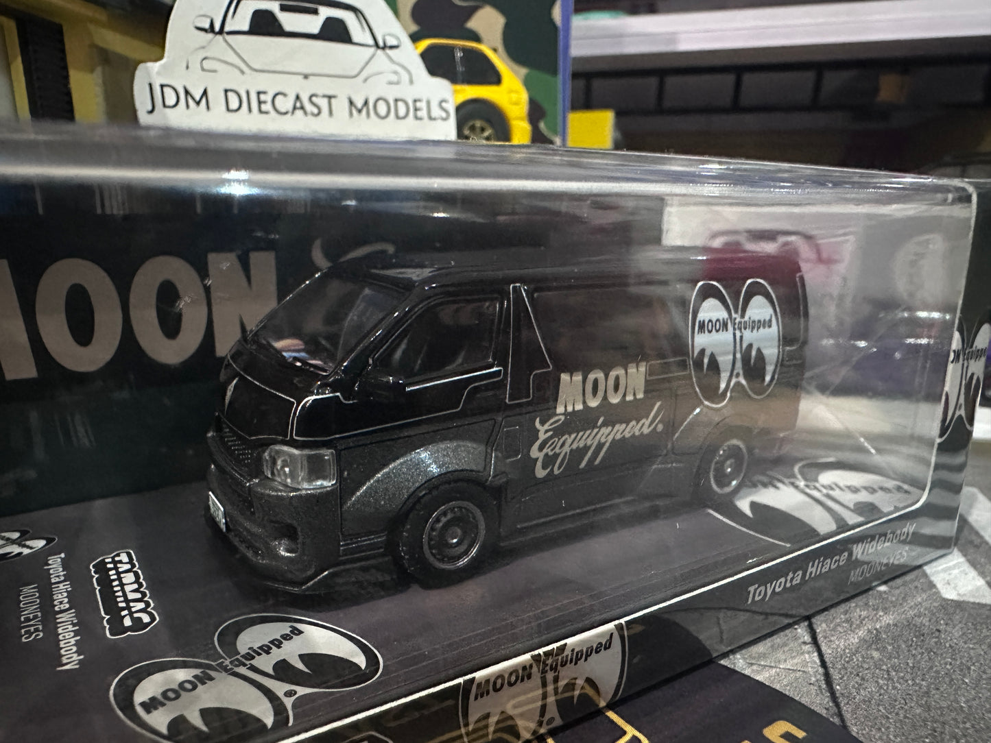 Tarmac Works Toyota Hiace Widebody Mooneyes Black T64-038-ME2