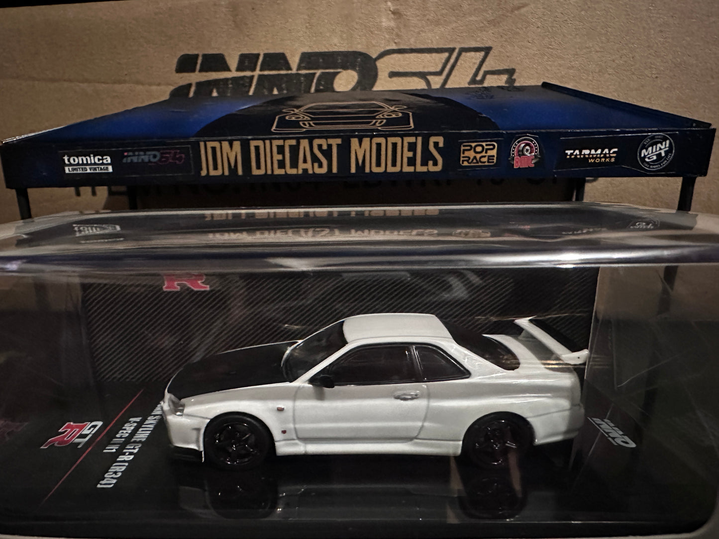 Inno64 Nissan Skyline GT-R (R34) V-Spec II N1 (White with Carbon Hood) IN64-R34VS-WHI